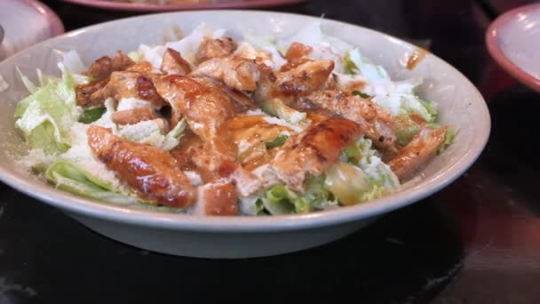 Gros plan de la salade de poulet sur la table — Video