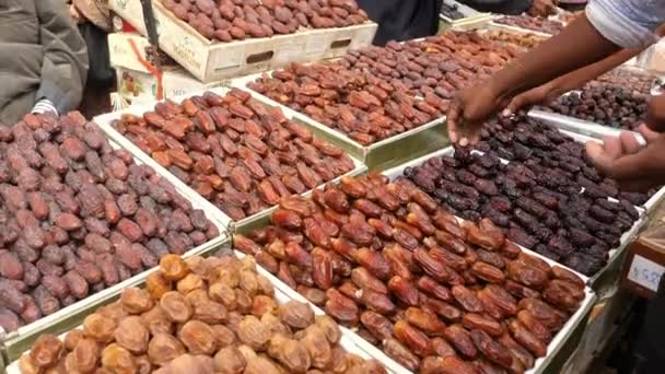 Lokale bevolking koopt date fruit voor ramadan — Stockvideo