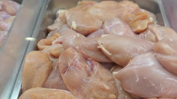 販売のための鶏のディスプレイの生のスライスの閉じる — ストック動画