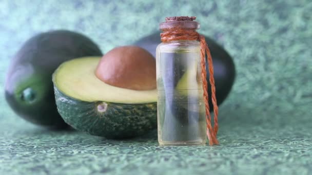 Close-up de óleo de abacate e abacate, estilo de vida de saúde — Vídeo de Stock