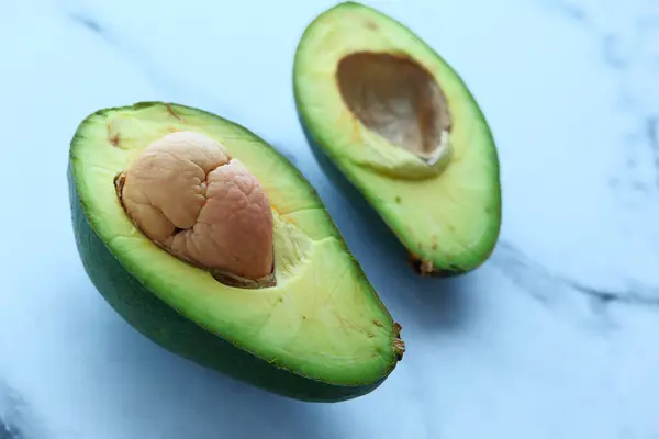 Close-up van verse avocado op tafel, gezondheid eten — Stockfoto