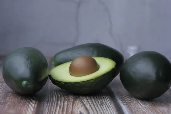 Close-up van verse avocado op tafel, gezondheid eten — Stockfoto