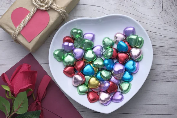 Heart shape candy and envelope, valentine day . — Stock Photo, Image