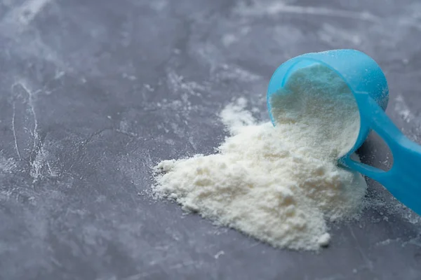 Закрытие разлива детского сухого молока — стоковое фото