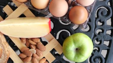 Süt ürünleri sabah kahvaltısı için masaya. 