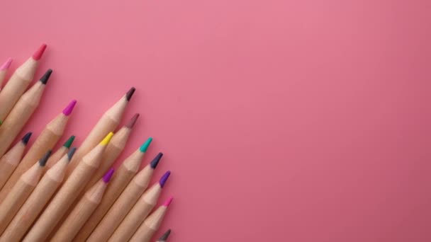 Pembe arkaplanı olan renkli kalem ve kalem — Stok video