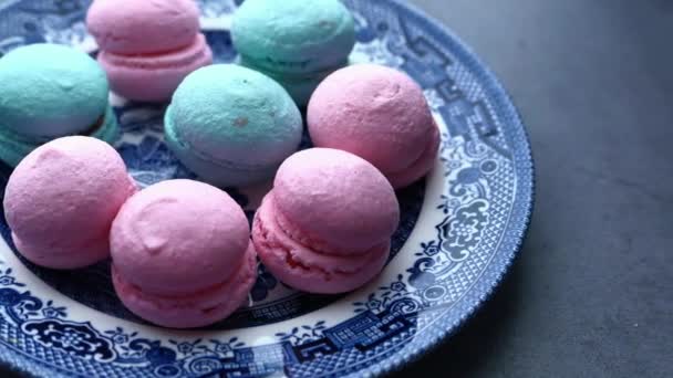 Primo piano di macaron a colori su piatto su tavolo — Video Stock