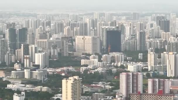 Vista de ángulo alto de edificios financieros singapurenses por la mañana — Vídeos de Stock