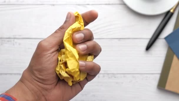 Close-up van verkreukelde papieren bal in eigen hand — Stockvideo