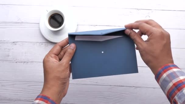 Man hands open a envelope, and reading a letter, top view — Stock Video