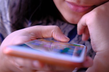 Kapalı kadınlar gece akıllı telefon kullanır. 