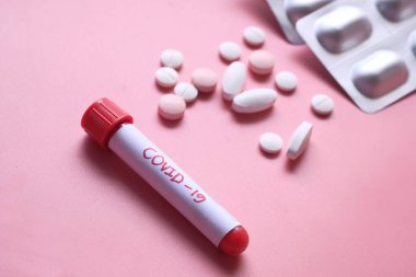 Siyah arkaplandaki yüz maskesini kopyalama alanı ile kapat 