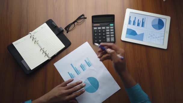 Pohled shora na graf analýzy rukou na kancelářském stole — Stock video