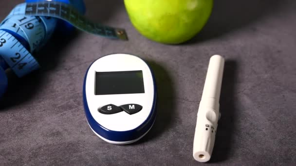 Измерение уровня сахара в крови при диабете, таблетках и стетоскопе — стоковое видео