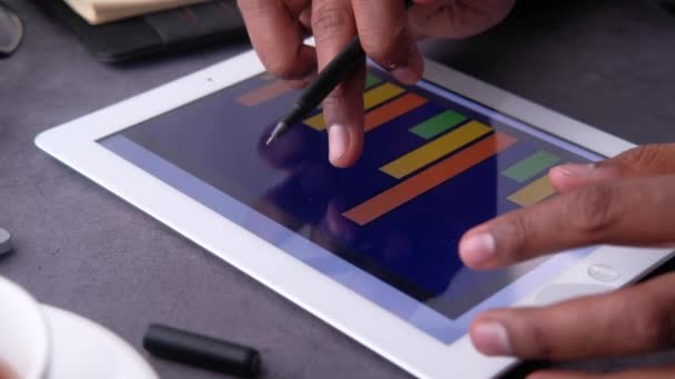 Dijital tablet üzerinde insan eli analiz grafiğini kapat — Stok video