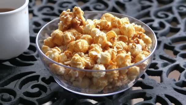 Popcorn w misce i herbata na stole — Wideo stockowe