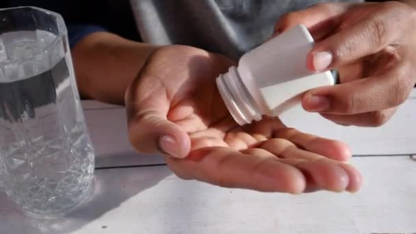 Nahaufnahme von Mann, der Tabletten auf Handfläche gießt — Stockvideo