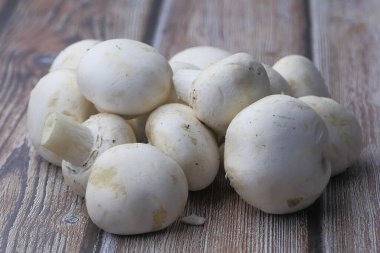 Masadaki taze mantarları kapat, sağlıklı beslen. 