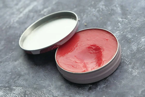 Krema yağı reçelli bir kap..