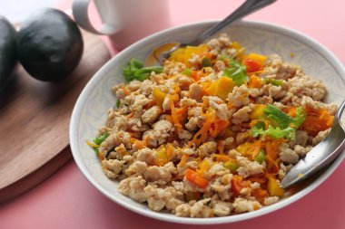 Yüksek açılı salata ve tabakta halterli ton balığı manzarası. 