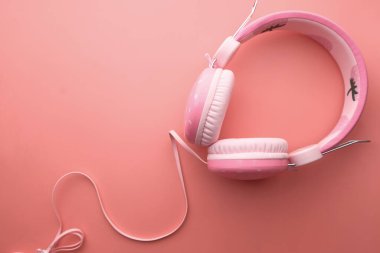 Pembe kulaklığın yüksek açılı görüntüsü 