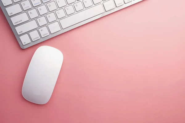 Ratón de ordenador y teclado sobre fondo rosa — Foto de Stock