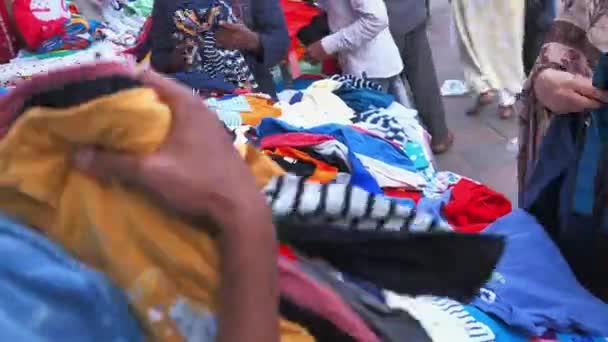 Бангладеш, 1 января 2020 года. переполненные люди в уличных магазинах в поисках Рамадана на новом рынке в Бангладеш — стоковое видео