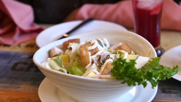 Cierre de ensalada de pollo en el plato en la mesa — Vídeo de stock