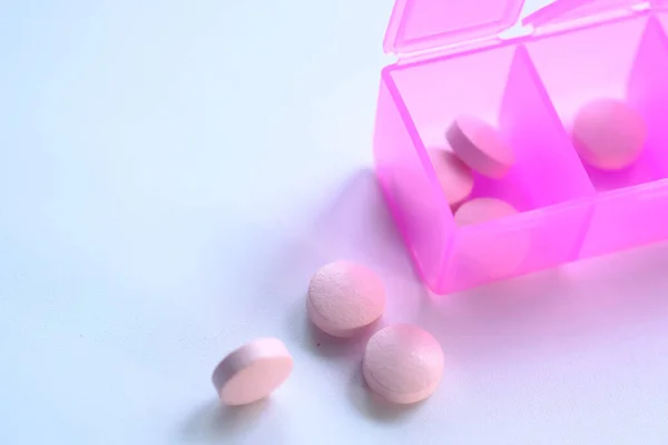 Κοντινό πλάνο του ροζ χάπια χρώμα σε ένα κουτί χάπι — Φωτογραφία Αρχείου