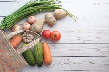 Çevre dostu yeniden kullanılabilir çanta ve çeşitli taze organik sebzeler. 
