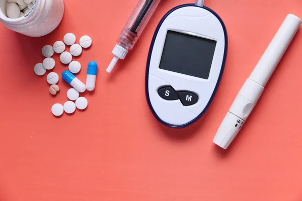 Blodsockermätning för diabetes, piller och stetoskop — Stockfoto