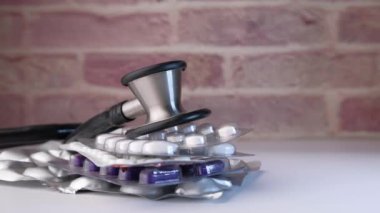 İlaçlar, ilaçlar ve steteskop masaya. 