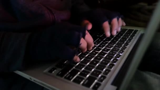 Hooded hacker stelen van gegevens van laptop — Stockvideo