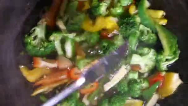Nahaufnahme einer Person, die Gemüse in einer Schüssel kocht — Stockvideo