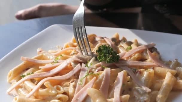 Вкусная аппетитная классическая спагетти-паста — стоковое видео
