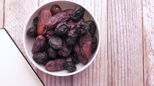 Top view of date fruit in a bowl — Stock Video