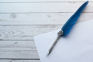 Beyaz arkaplanda eski dolmakalem ve kağıt