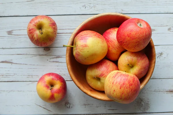 Ovanifrån av rött äpple i en skål på bordet — Stockfoto