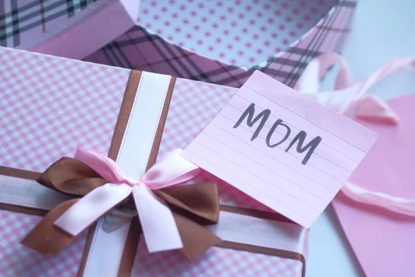 Buon regalo della festa della mamma su sfondo rosa  . — Foto Stock