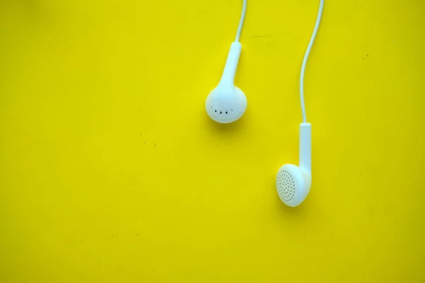 Écouteurs casque sur fond jaune, vue de dessus — Photo