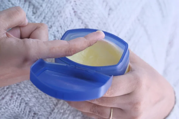 Kadınlar el krem yağı yağ jölesi kullanır..