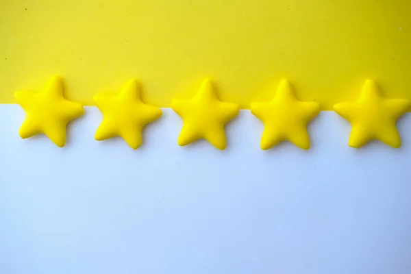 Fünf-Sterne-Bewertung weißer Hintergrund, Nahaufnahme. — Stockfoto