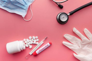 Yüz maskesi, kan testi tüpü ve kırmızı arka planda termometre kapat. 