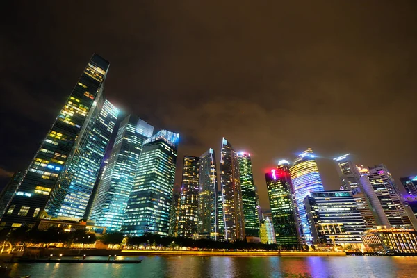 Vista de ángulo bajo de edificios financieros singapurenses en la noche — Foto de Stock