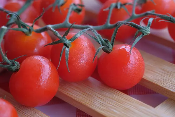 식탁 위에 놓인 싱싱 하고 잘 익은 토마토의 맨 위 모습 — 스톡 사진