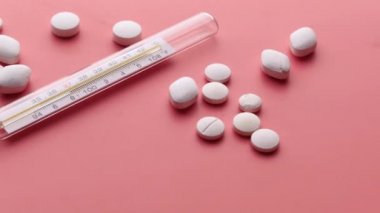 Pembe arka planda hapları ve termometreyi kapat 