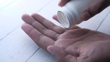 Bir avuç insanın eline dökülen hapları kapat. 