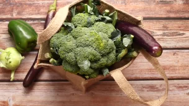 Ekologická opakovaně použitelná taška s různými čerstvými ekologickými zeleninami — Stock video