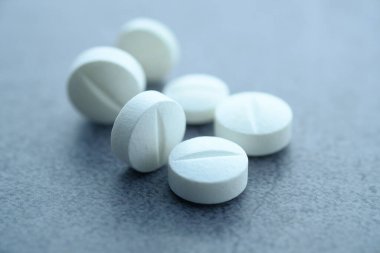 Beyaz arka plana beyaz haplar dökülüyor, kapatın. .