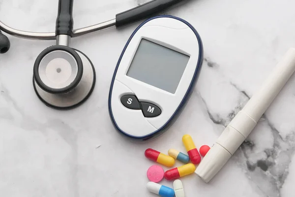 Vércukorszint mérése cukorbetegség, tabletták és sztetoszkóp — Stock Fotó